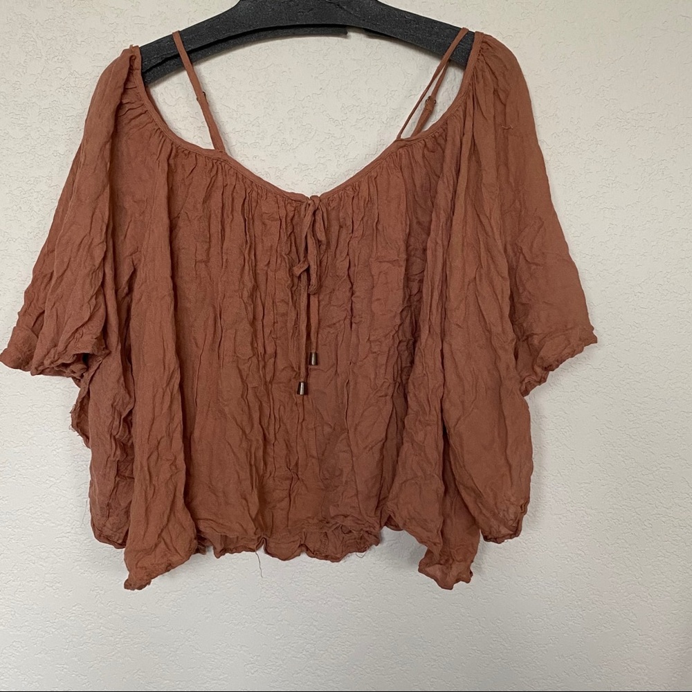 Open shoulder Cognac top
